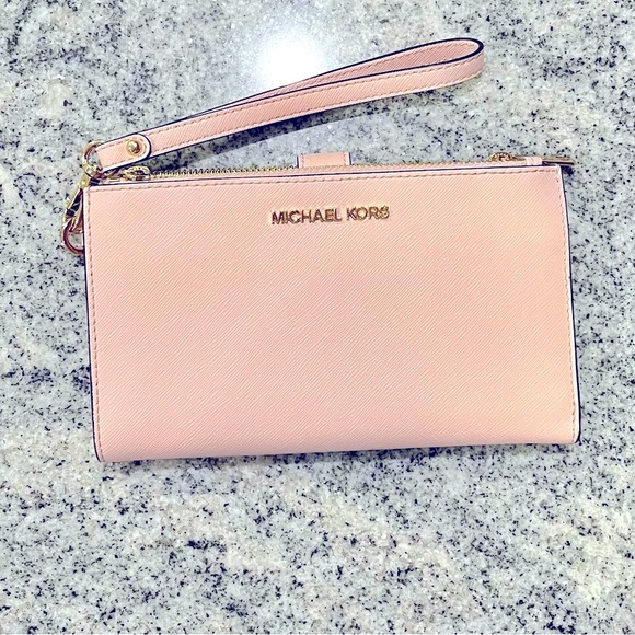 Michael Kors Handbags - EUC Michael Kors Wristlet/Wallet